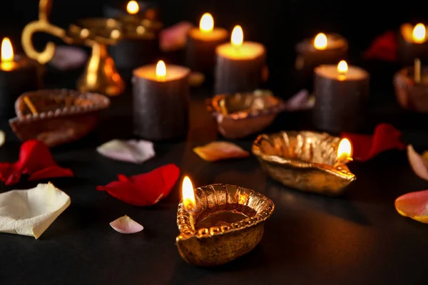 Diya Lampen Für Diwali Kerzen Und Blütenblätter Auf Dunklem Hintergrund — Stockfoto