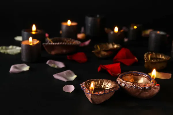 Diya Lampen Für Diwali Kerzen Und Blütenblätter Auf Dunklem Hintergrund — Stockfoto