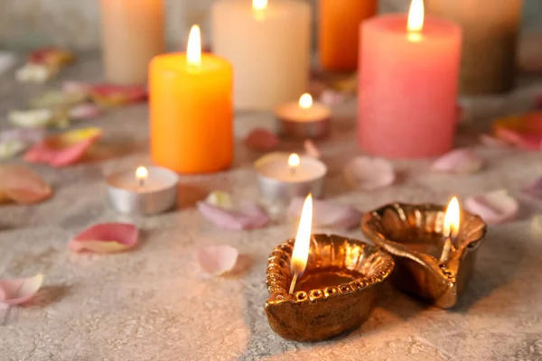 Diya Lampen Für Diwali Kerzen Und Blütenblätter Auf Dem Tisch — Stockfoto