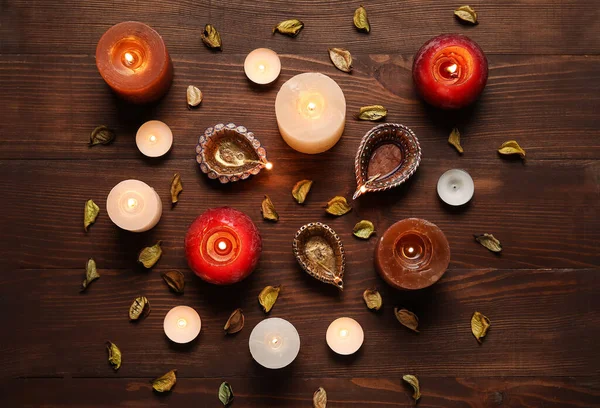 Diya Lampen Für Diwali Kerzen Und Blütenblätter Auf Holzgrund — Stockfoto