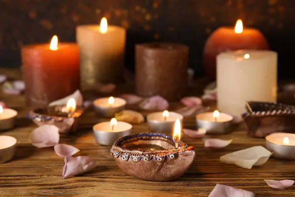 Diwali Için Diya Lambası Ahşap Masada Mumlar Çiçek Yaprakları — Stok fotoğraf