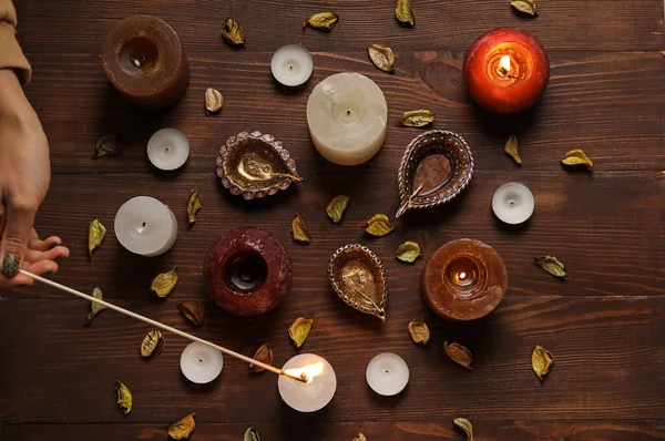 Frau Zündet Kerzen Auf Tisch Der Nähe Von Diya Lampen — Stockfoto
