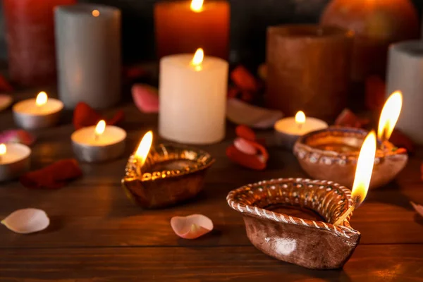 Diya Lampen Für Diwali Kerzen Und Blütenblätter Auf Dem Tisch — Stockfoto