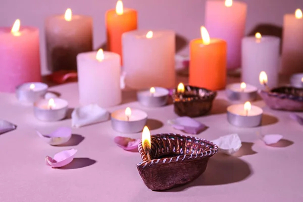 Diya Lampen Für Diwali Kerzen Und Blütenblätter Auf Farbigem Hintergrund — Stockfoto