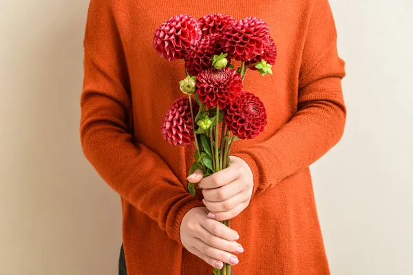 Mujer Sosteniendo Hermosas Flores Dalia Sobre Fondo Claro — Foto de Stock