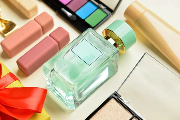 Zestaw Kosmetyków Butelką Perfum Kolorowym Tle Zbliżenie — Zdjęcie stockowe