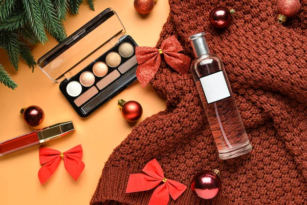 Świąteczna Kompozycja Kosmetykami Butelką Perfum Tle Koloru — Zdjęcie stockowe