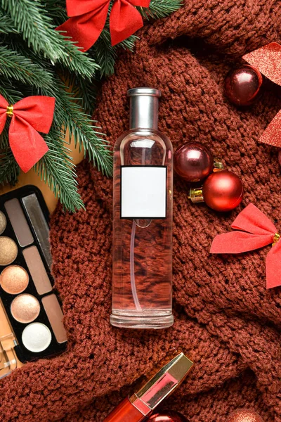 Butelka Perfum Świątecznych Dekoracji Swetrze Zbliżenie — Zdjęcie stockowe