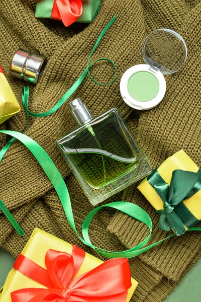 Összetétel Egy Üveg Parfümmel Dekoratív Kozmetikumokkal Pulóveren Közelkép — Stock Fotó