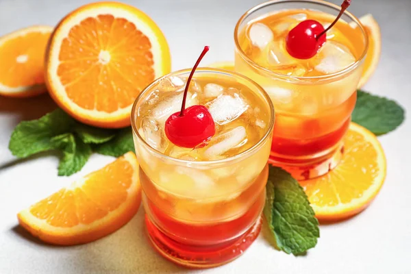 Ποτήρια Νόστιμης Τεκίλας Sunrise Cocktail Και Φρέσκες Φέτες Πορτοκαλιού Λευκό — Φωτογραφία Αρχείου