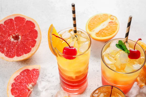 Copos Saboroso Coquetel Tequila Sunrise Com Frutas Frescas Fundo Branco — Fotografia de Stock