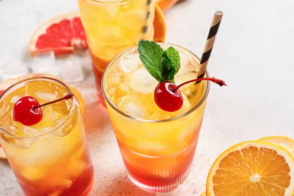 Copos Saboroso Coquetel Tequila Sunrise Com Frutas Frescas Fundo Branco — Fotografia de Stock
