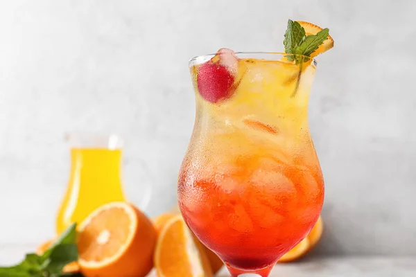Ποτήρι Νόστιμο Tequila Sunrise Κοκτέιλ Στο Φως Φόντο Closeup — Φωτογραφία Αρχείου