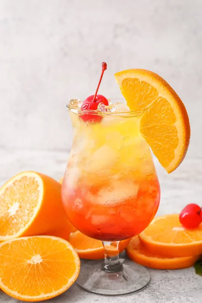 Verre Savoureux Cocktail Tequila Sunrise Tranches Orange Fraîche Sur Fond — Photo