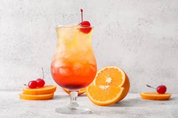 Glas Kalter Tequila Sunrise Cocktail Auf Hellem Hintergrund — Stockfoto