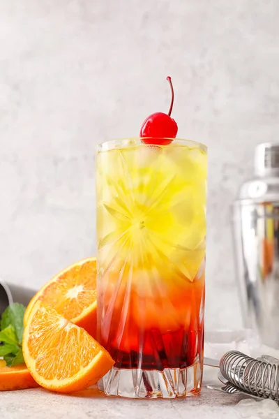 Glas Koude Tequila Sunrise Cocktail Lichte Achtergrond — Stockfoto