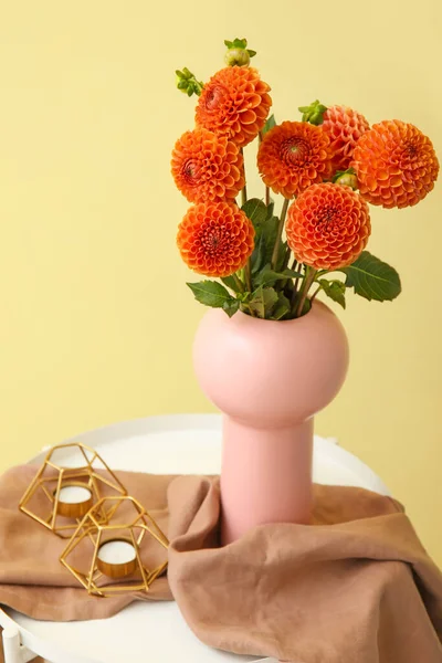 Çiçekli Vazolar Renkli Duvarın Yanındaki Masada Mumlar Yakın Plan — Stok fotoğraf