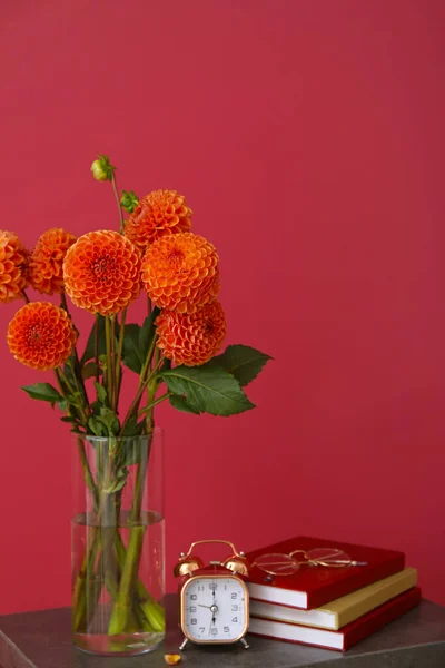Vaas Met Mooie Dahlia Bloemen Wekker Boeken Brillen Tafel Tegen — Stockfoto
