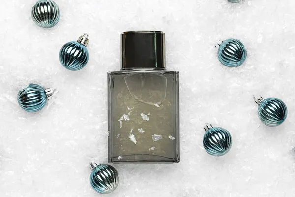 Butelka Perfum Bożonarodzeniowych Kulek Tle Śniegu — Zdjęcie stockowe