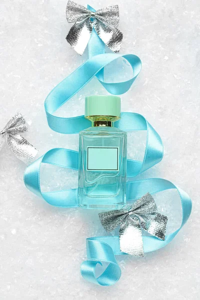 Kompozycja Butelką Perfum Wstążką Kokardkami Śniegu — Zdjęcie stockowe