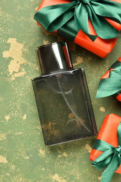Egy Üveg Parfüm Ajándékdobozok Színes Háttér Közelkép — Stock Fotó
