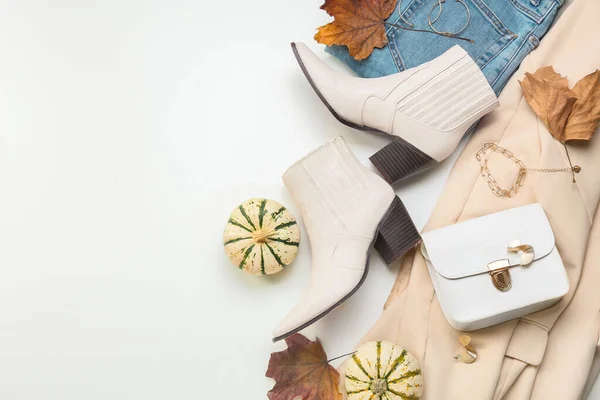 Trendige Weibliche Accessoires Und Herbstdekor Auf Weißem Hintergrund — Stockfoto