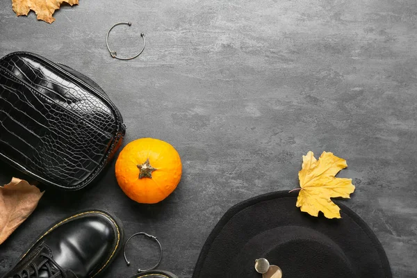 Trendy Vrouwelijke Accessoires Herfst Decor Donkere Achtergrond — Stockfoto