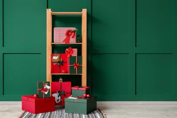 Christmas Gift Boxes Shelving Unit Green Wall — Stock Photo, Image