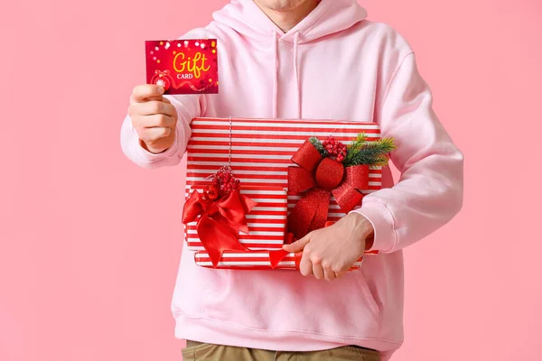 Hombre Con Tarjeta Regalo Regalos Navidad Sobre Fondo Rosa — Foto de Stock