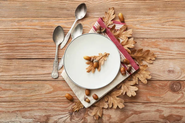 木を背景にしたスタイリッシュな秋のテーブルセッティング — ストック写真