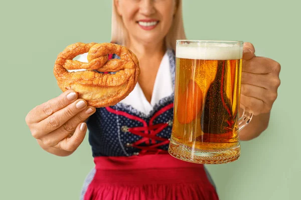 愛らしいですオクトーバーフェスト女性とともにビールとプレッツェル上の色の背景 — ストック写真