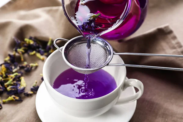 Pouring Butterfly Pea Flower Tea Cup Table — Stock Photo, Image