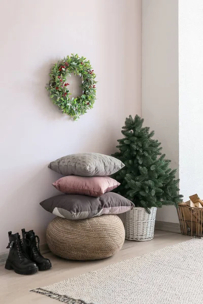 Pouf Pillows Boots Fir Tree Mistletoe Wreath Hanging Light Wall — Stock Photo, Image