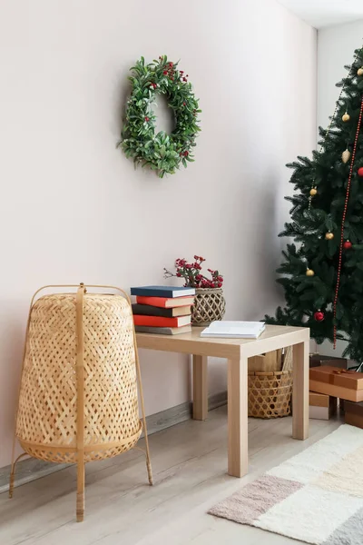 Mesa Con Libros Rowan Lámpara Cerca Pared Luz — Foto de Stock