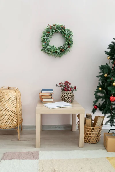 Tafel Met Boeken Lijsterbes Maretak Krans Hangend Aan Lichtmuur — Stockfoto