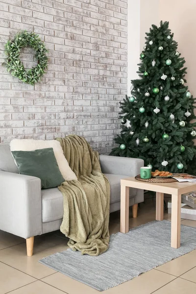 Interior Sala Estar Con Árbol Navidad Corona Muérdago Sofá — Foto de Stock
