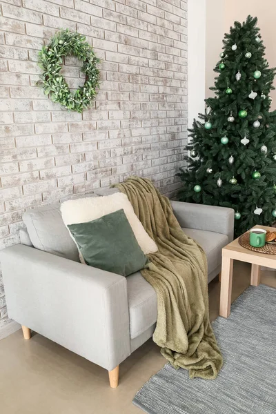 Innenraum Des Wohnzimmers Mit Weihnachtsbaum Mistelkranz Und Sofa — Stockfoto