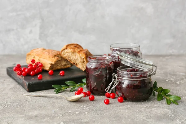 Frascos Sabrosa Mermelada Arándano Sobre Fondo Gris — Foto de Stock