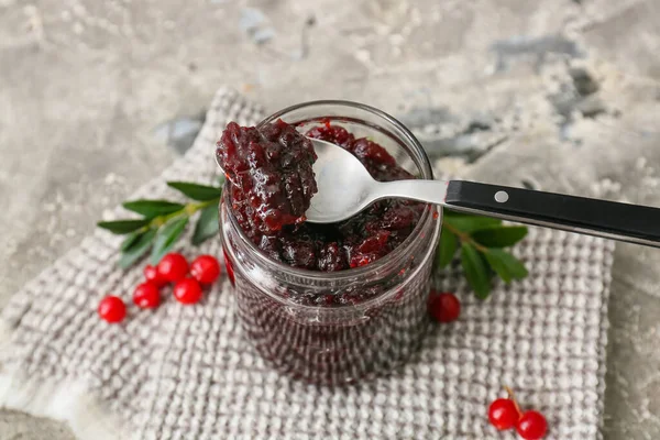 Frasco Geléia Lingonberry Saboroso Fundo Cinza — Fotografia de Stock