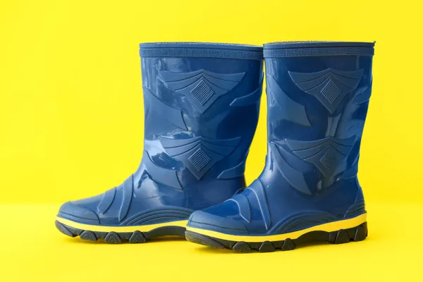 Paar Blauwe Rubberen Laarzen Gele Achtergrond — Stockfoto