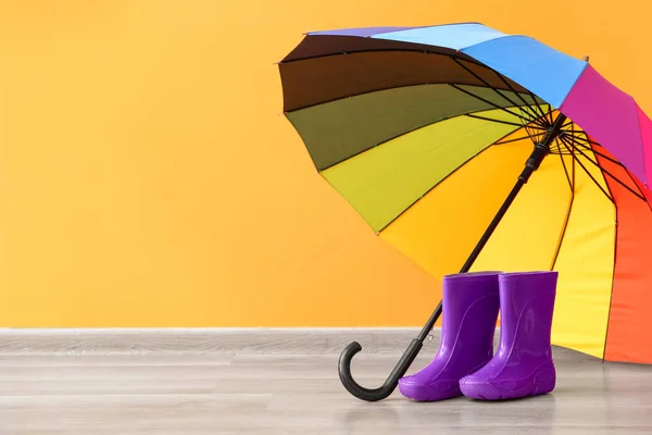 Botas Goma Con Paraguas Suelo Cerca Pared Color — Foto de Stock