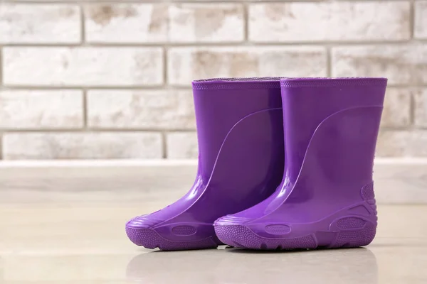 Karet Hujan Sepatu Bot Lantai Dekat Dinding Bata — Stok Foto