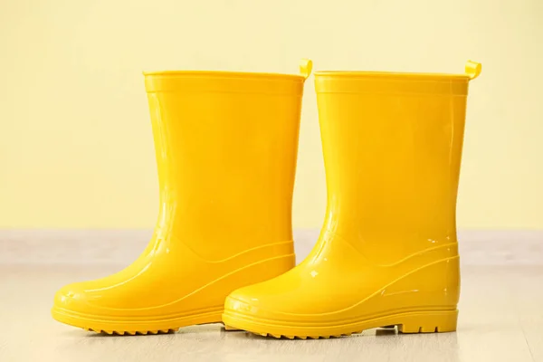 Para Żółtych Gumowych Butów Podłodze Pobliżu Ściany Koloru — Zdjęcie stockowe
