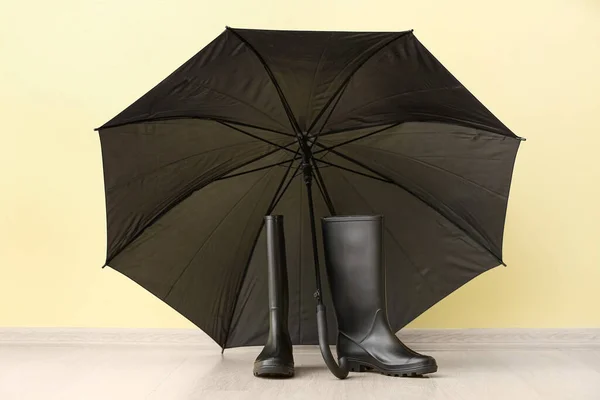 Gumi Csizma Esernyő Padlón Közel Színes Fal — Stock Fotó