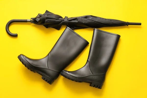 Par Botas Borracha Guarda Chuva Fundo Amarelo — Fotografia de Stock