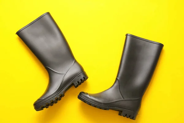 Para Gumowych Butów Żółtym Tle — Zdjęcie stockowe
