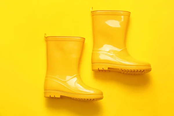 Paar Rubberen Laarzen Gele Achtergrond — Stockfoto