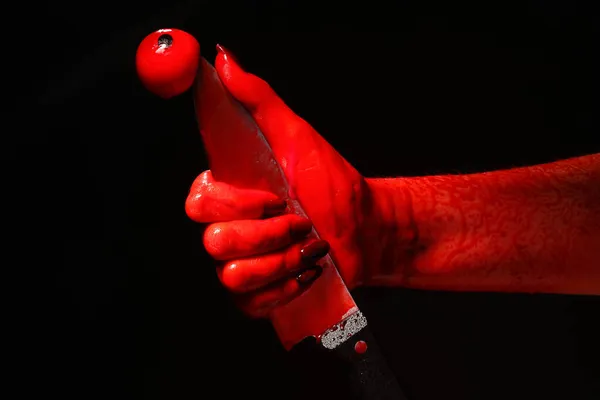 Hand Mit Blutverschmiertem Messer Und Augenkugel Auf Schwarzem Hintergrund — Stockfoto