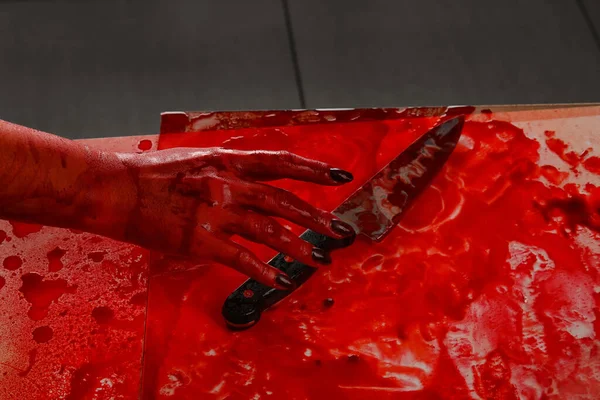 Ręka Maniaka Biorącego Nóż Krwawego Stołu — Zdjęcie stockowe