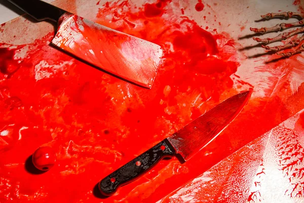 Ανθρώπινα Λείψανα Μαχαίρι Και Μπαλτά Στο Αιματοβαμμένο Τραπέζι Στον Τόπο — Φωτογραφία Αρχείου